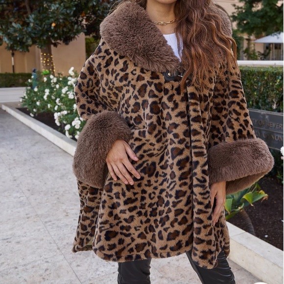 30 OVERSIZED FAUX FUR TRIM JACKET WITH SNAP ON BUTTON TOGGLE CLOSURE - Picture 6 of 8